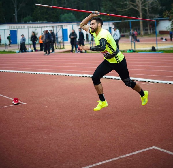 Comment améliorer la technique de lancer en javelot pour les athlètes juniors?